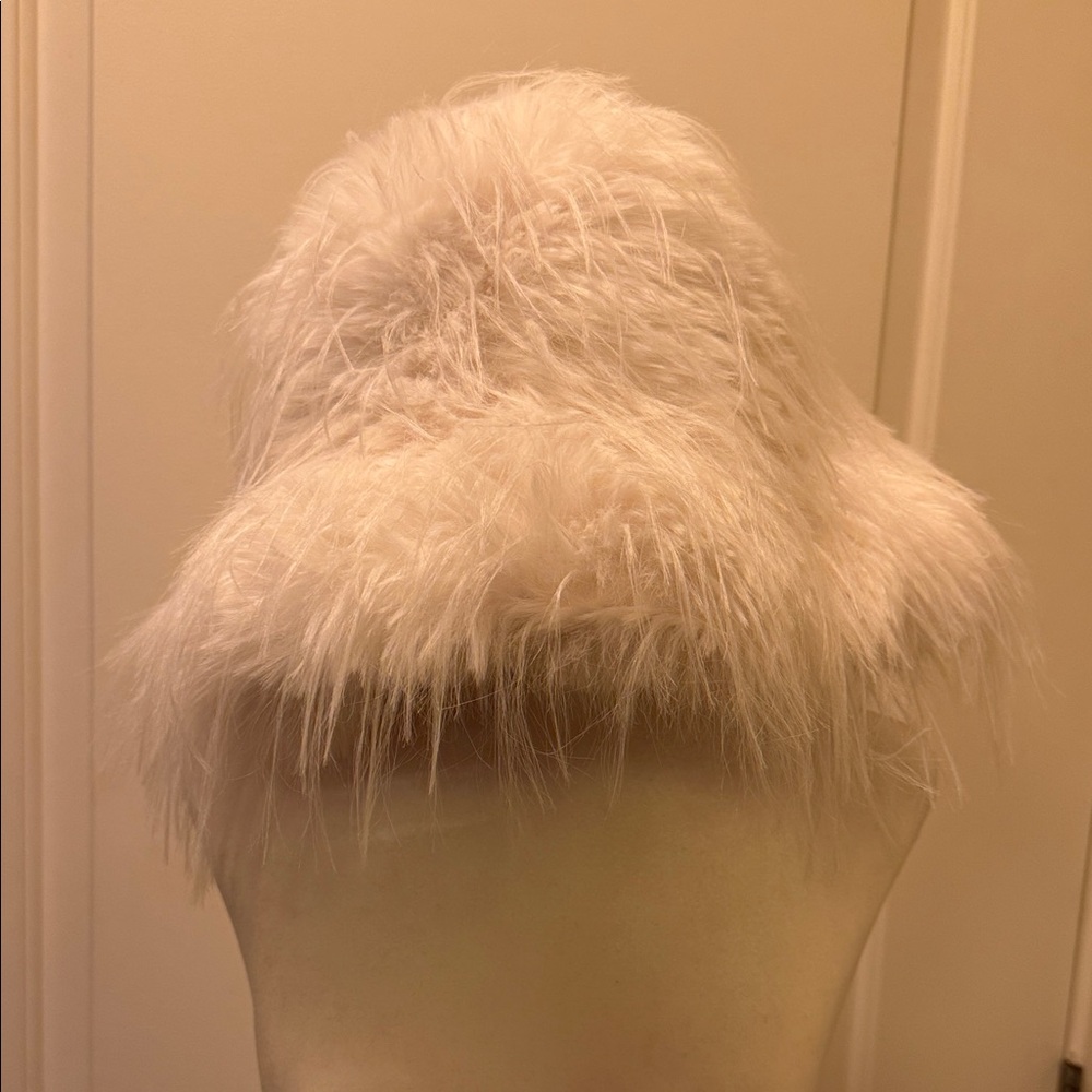 Elegant White Feathered Women's Hat